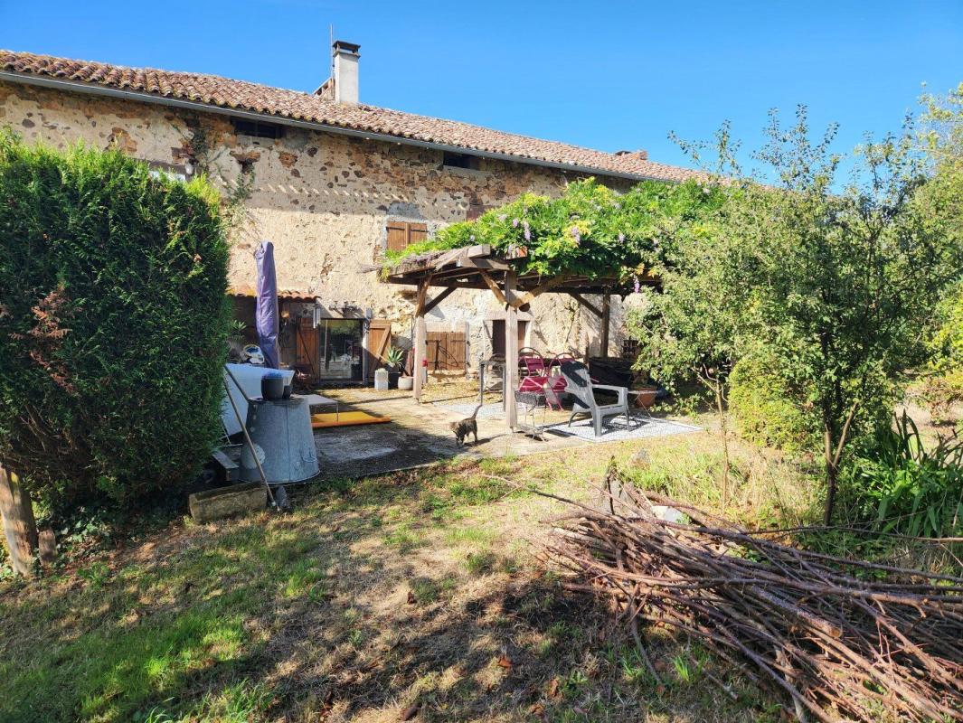 4 bedroom maison en pierres in Brillac, Charente, France