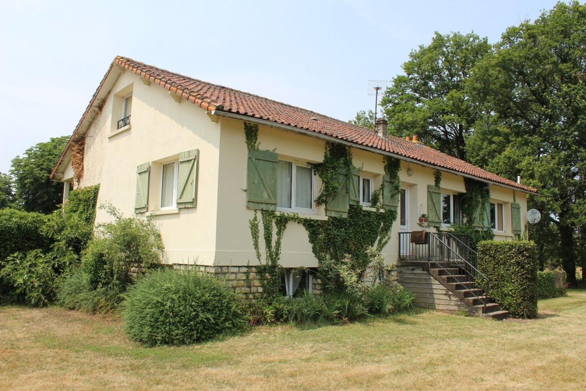 10 bedroom propriete in Genouille, Vienne, France