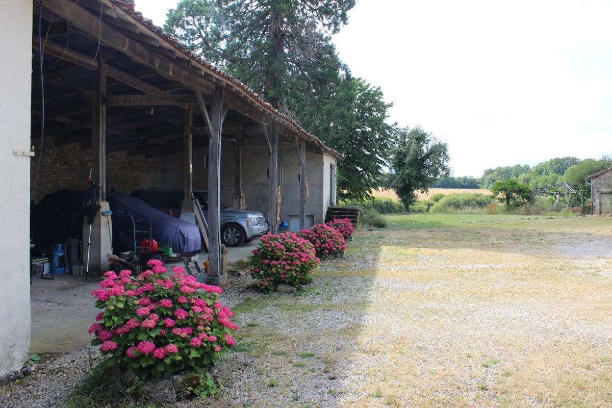 10 bedroom propriete in Genouille, Vienne, France