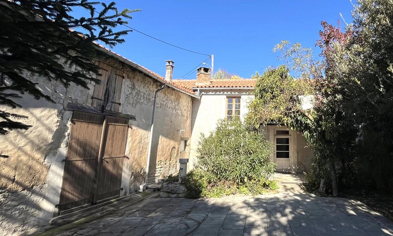 5 bedroom maison a renover in Blanzac Porcheresse, Charente, France