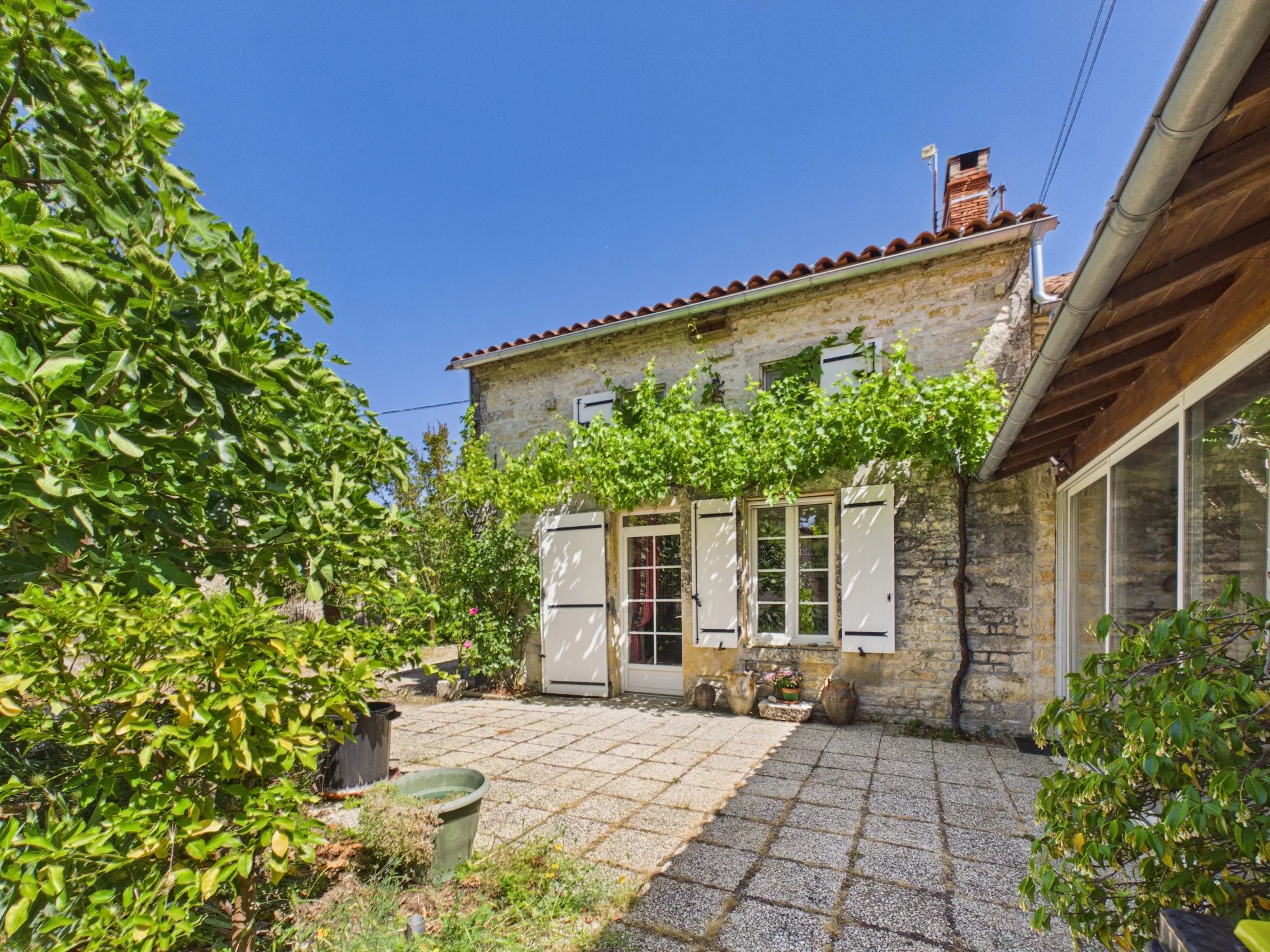 Spacious Family Home with 5 Bedrooms, Large Garden, Poitou-Charentes – France – BVI82308