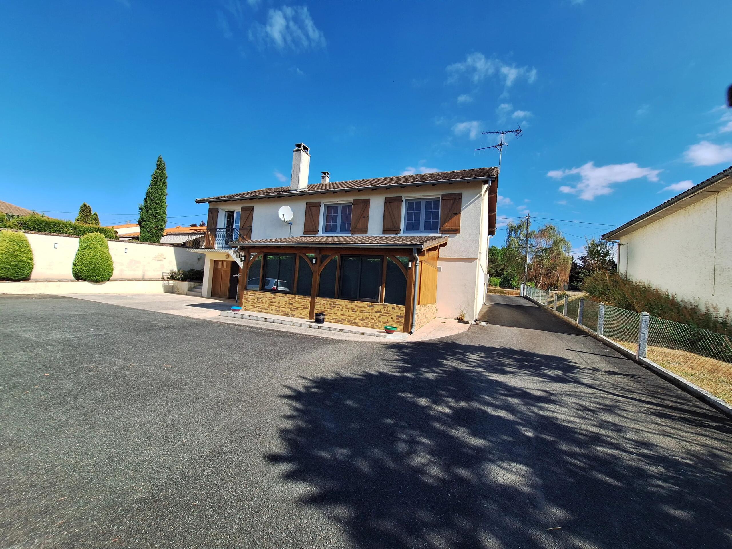 Beautifully presented property with revenue potential, Poitou-Charentes – France – BVI85663