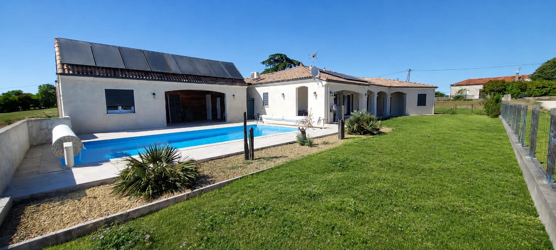A contemporary single-storey house with pool and pool house, Midi-Pyrénées – France – BVI86198