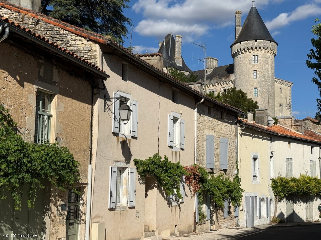 2 bedroom House in Verteuil-Sur-Charente, France – r7534