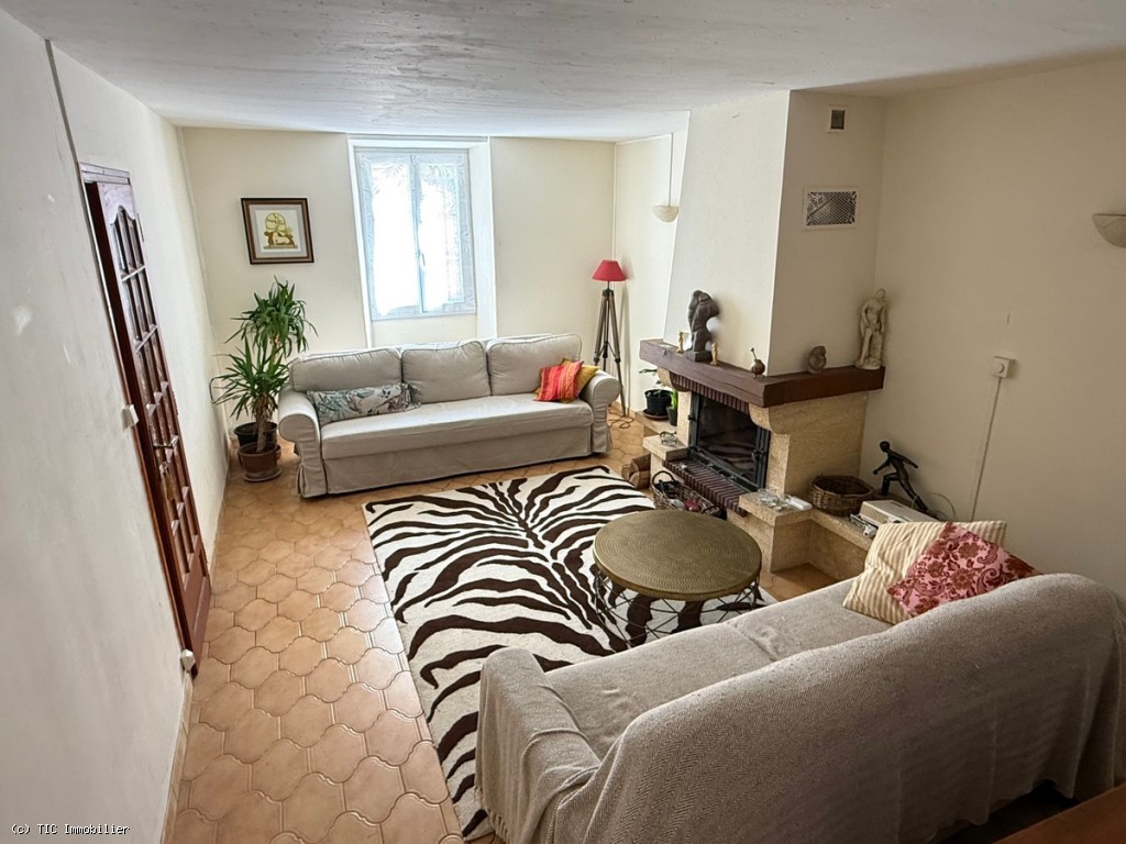 2 bedroom House in Verteuil-Sur-Charente, France – r7534