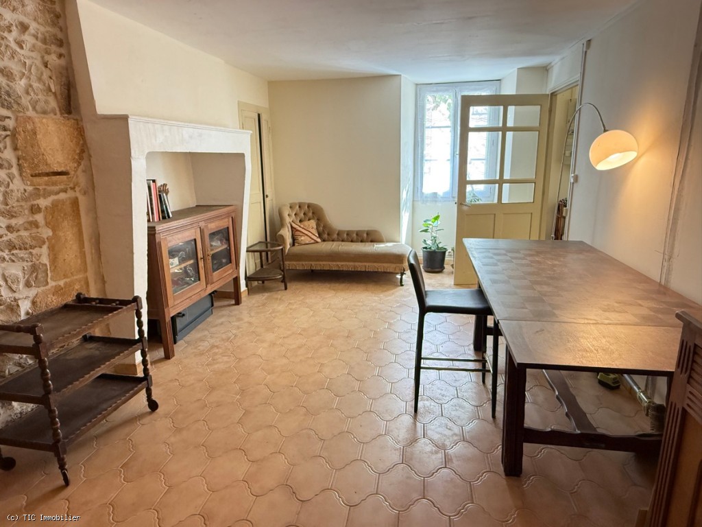 2 bedroom House in Verteuil-Sur-Charente, France – r7534
