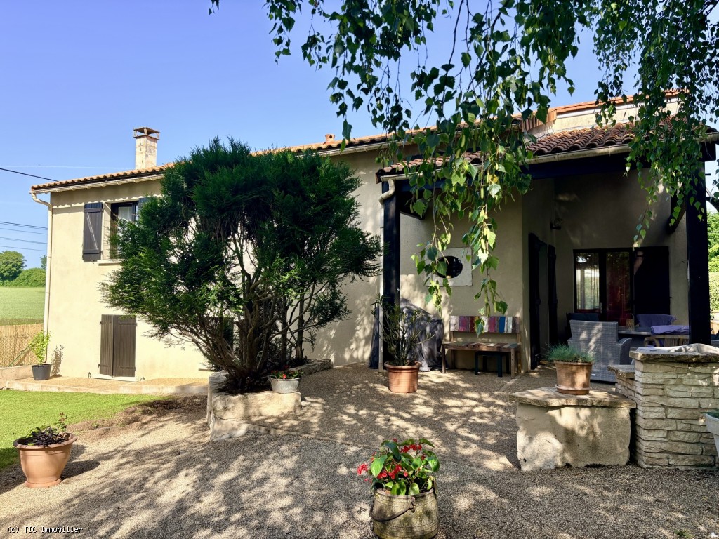 2 bedroom House in Ruffec, France – r7530
