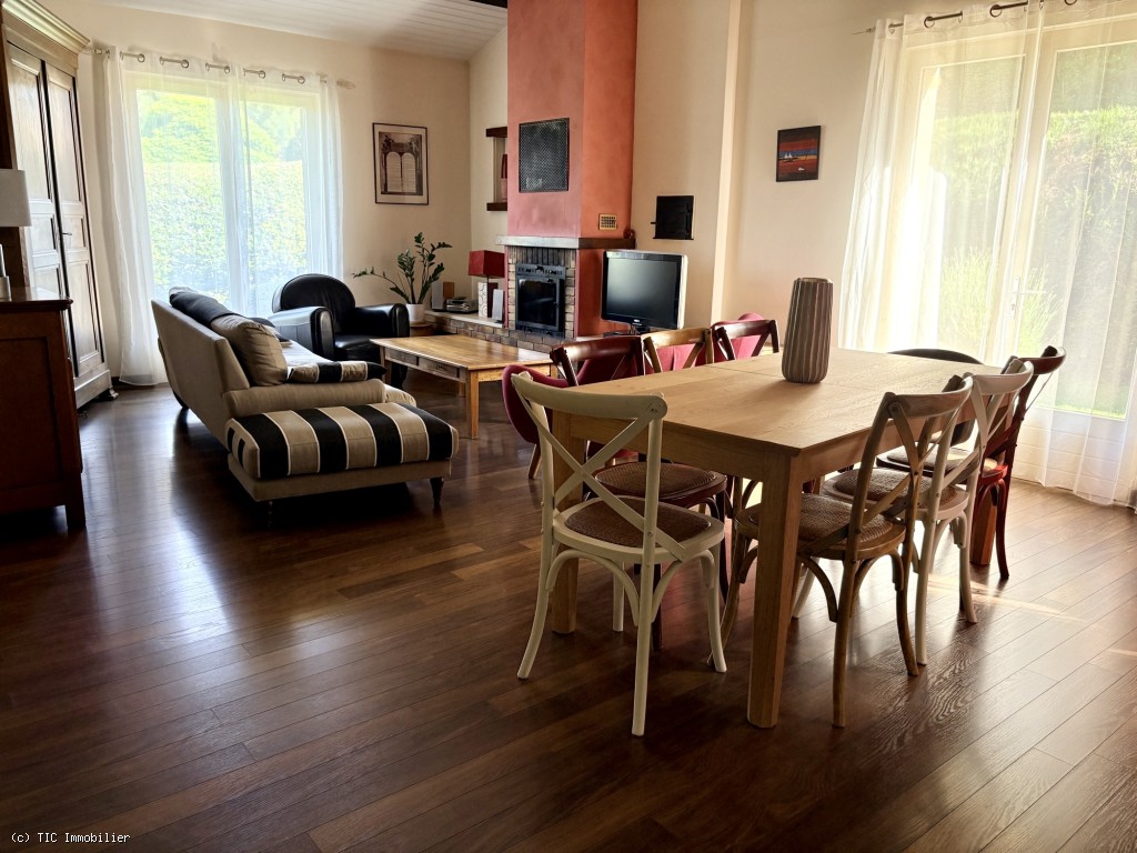 2 bedroom House in Ruffec, France – r7530