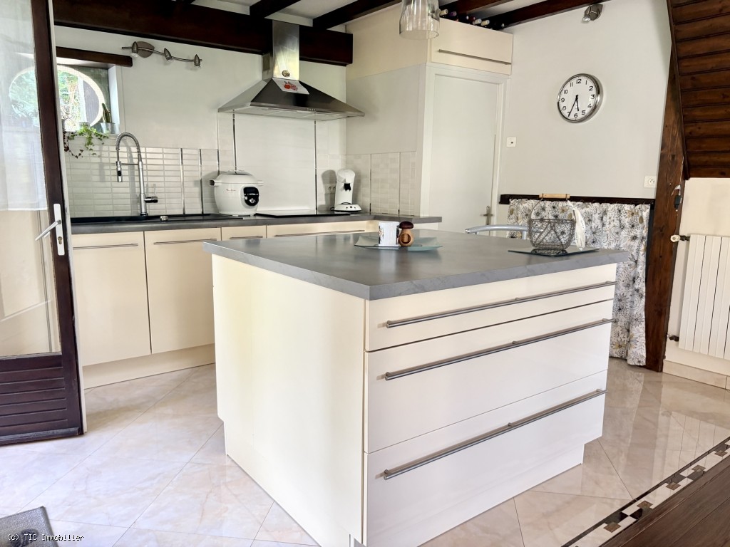 2 bedroom House in Ruffec, France – r7530