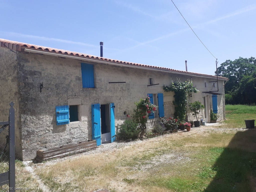 2 bedroom House in Villefagnan, France – r7528