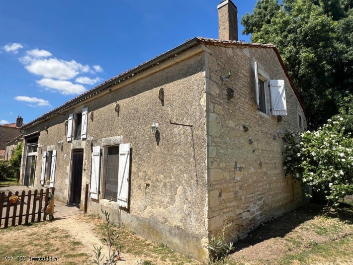 6 bedroom House in Villefagnan, France – r7527
