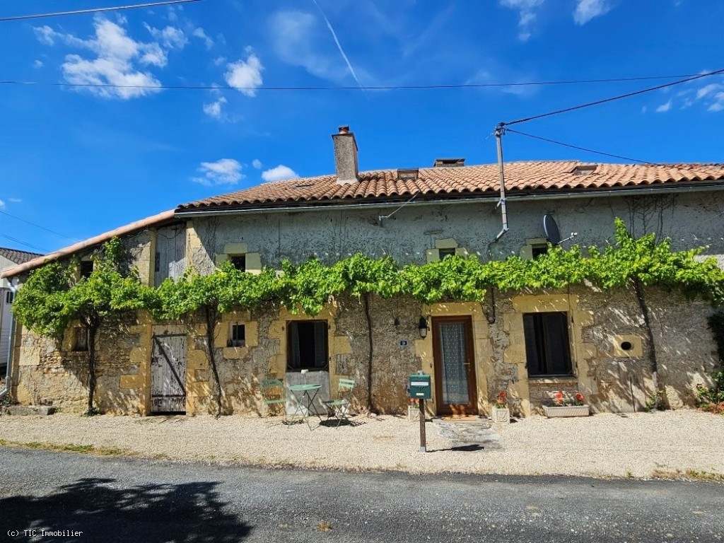 2 bedroom House in Blanzay, France – r7515