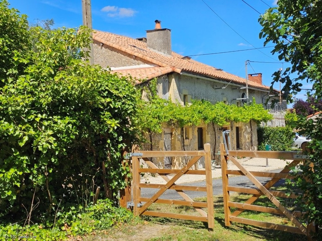 2 bedroom House in Blanzay, France – r7515