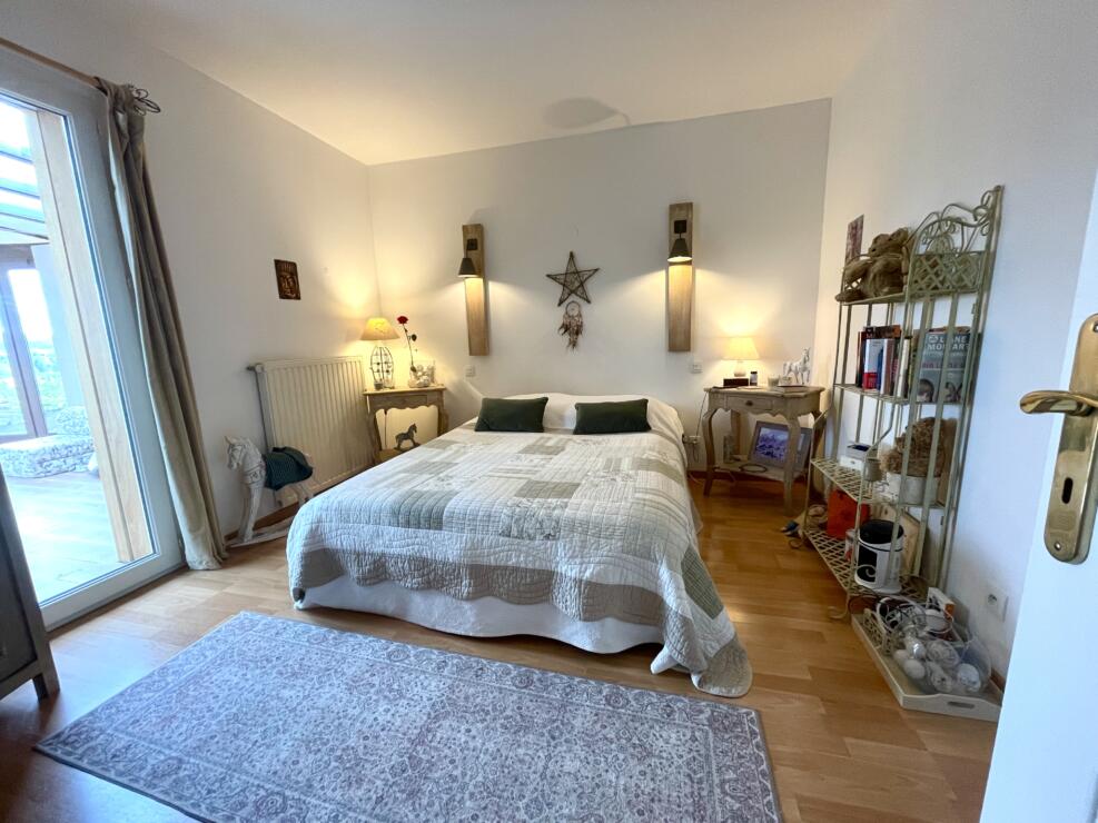 Trèbes – Spacious Occitanie home with independent studio and buildable land.