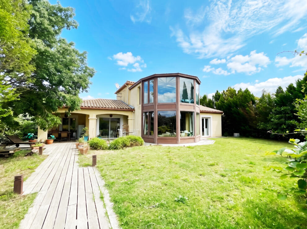 Trèbes – Spacious Occitanie home with independent studio and buildable land.
