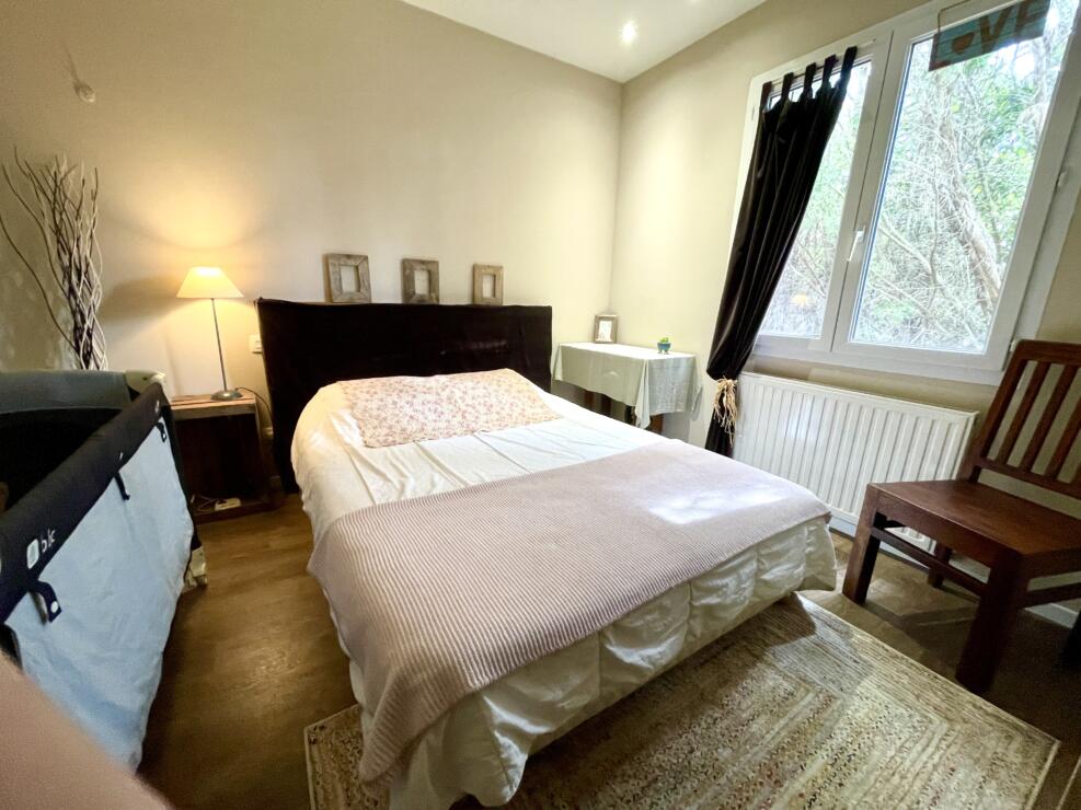 Trèbes – Spacious Occitanie home with independent studio and buildable land.