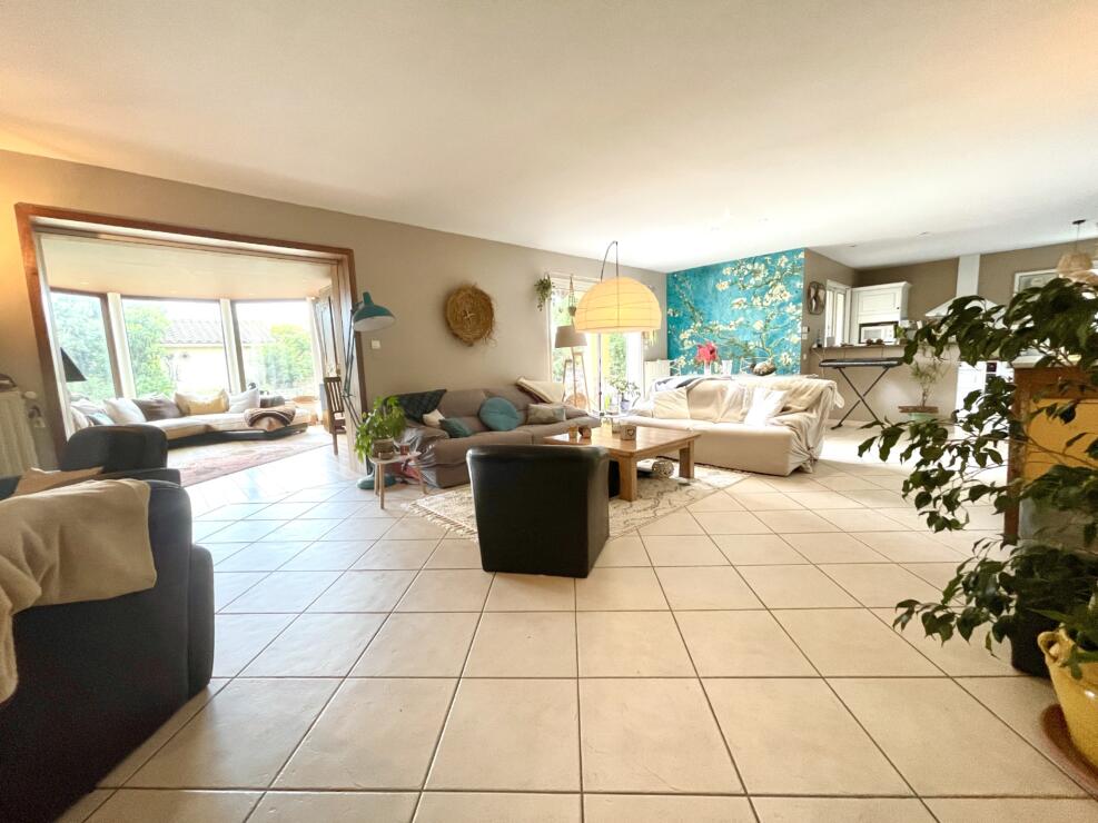 Trèbes – Spacious Occitanie home with independent studio and buildable land.