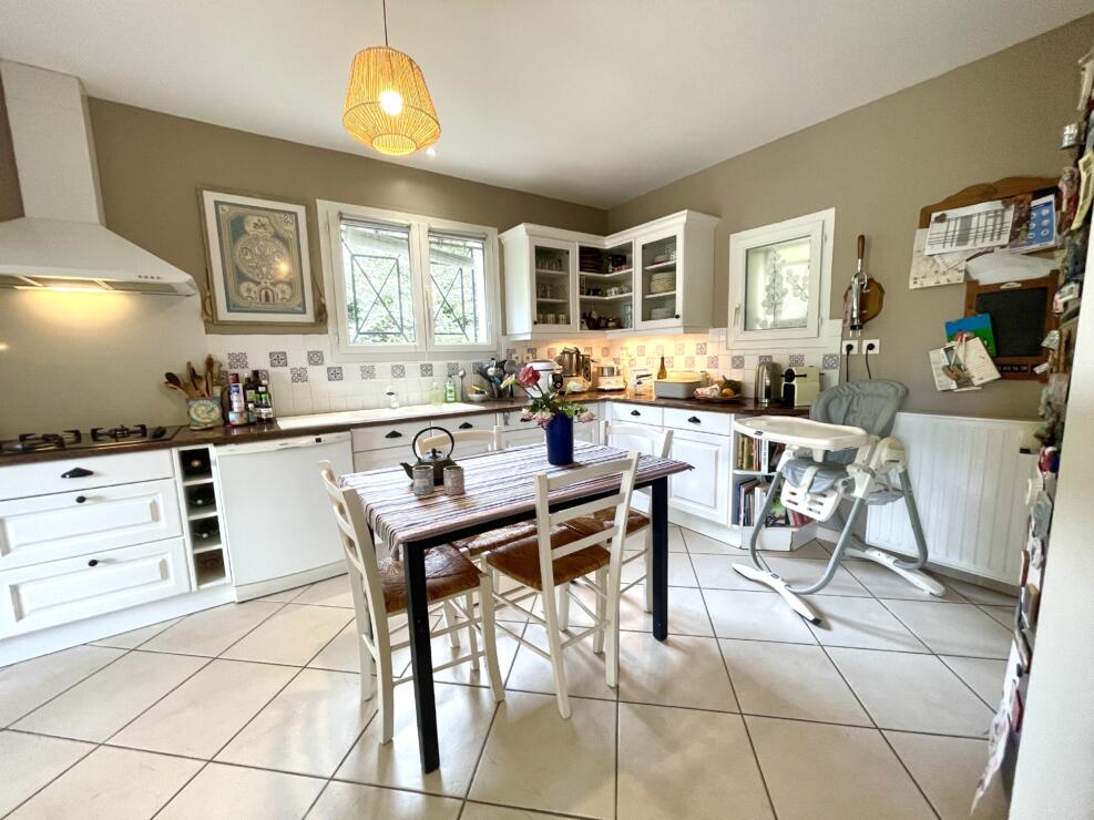 Trèbes – Spacious Occitanie home with independent studio and buildable land.
