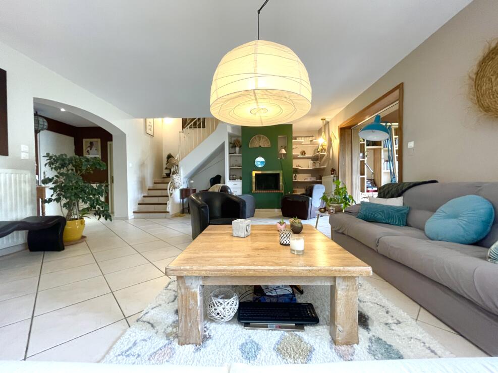 Trèbes – Spacious Occitanie home with independent studio and buildable land.