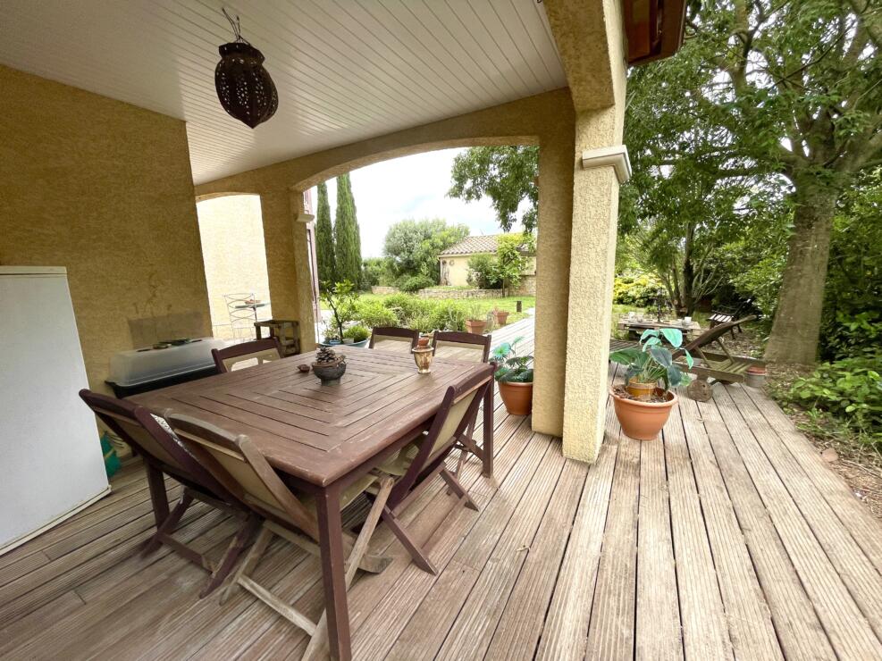 Trèbes – Spacious Occitanie home with independent studio and buildable land.