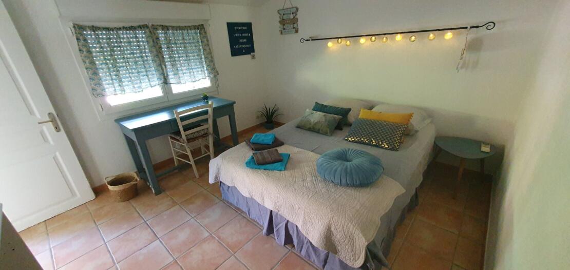 Trèbes – Spacious Occitanie home with independent studio and buildable land.