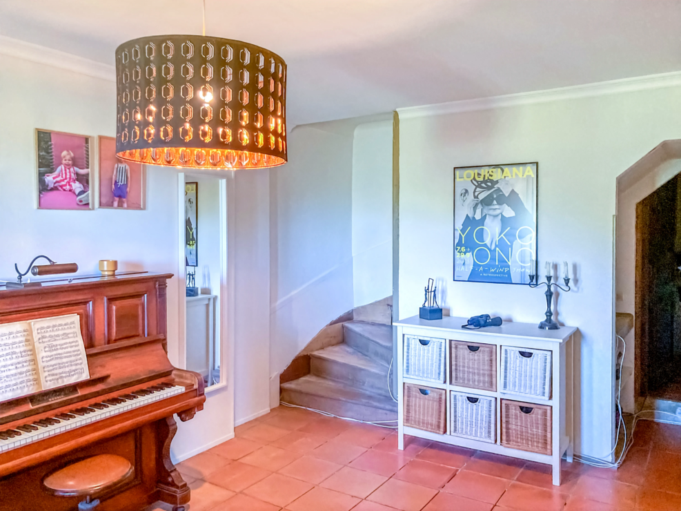 Stunning family house with breathtaking views of Cordes-sur-Ciel, a pool and potentials for B&B income