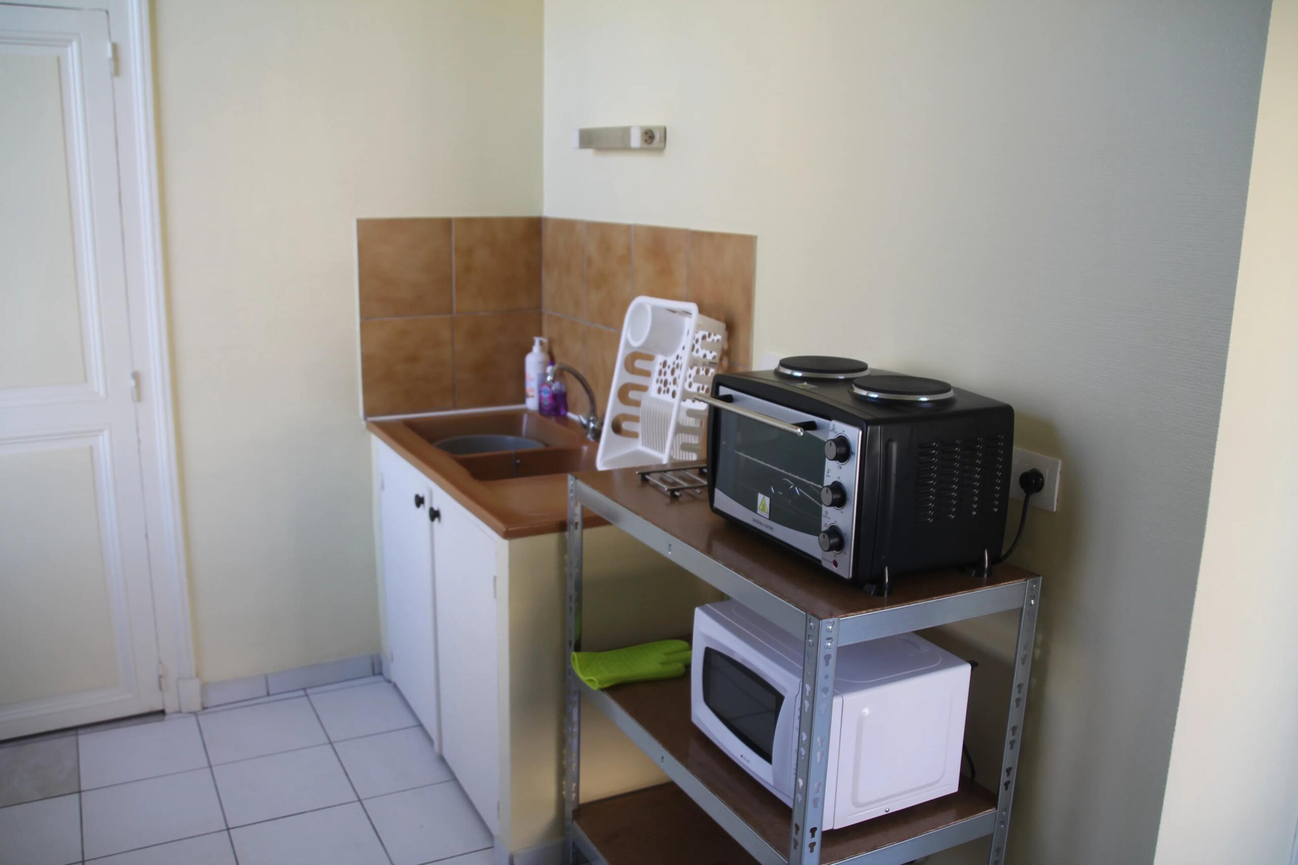 Great investment opportunity, building with 3 small rental apartments, Poitou-Charentes – France – BVI86348