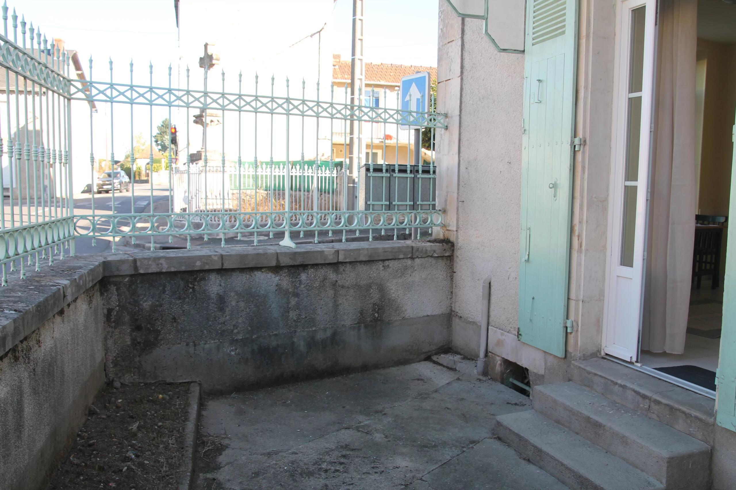 Great investment opportunity, building with 3 small rental apartments, Poitou-Charentes – France – BVI86348