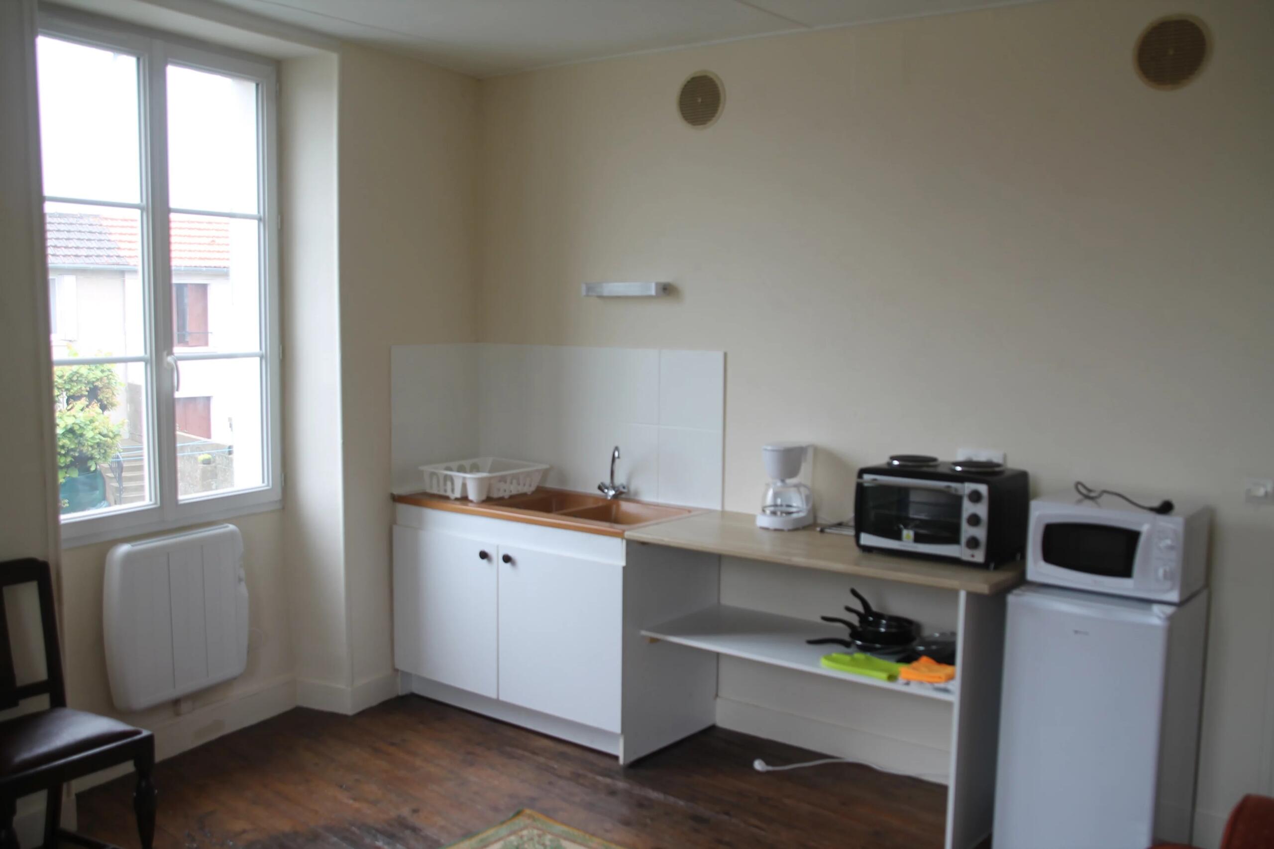 Great investment opportunity, building with 3 small rental apartments, Poitou-Charentes – France – BVI86348