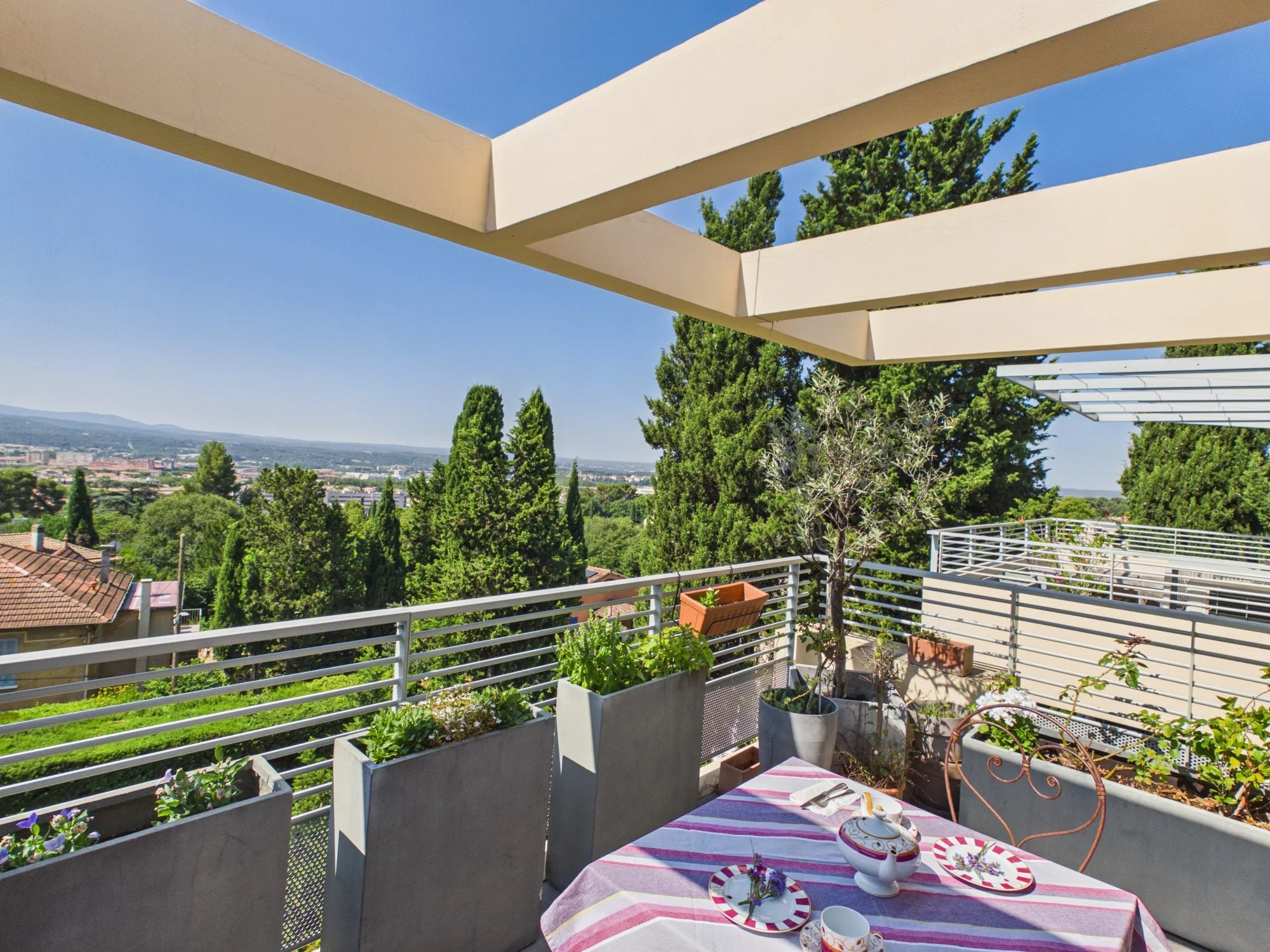Contemporary Apartment of about 93m² with Panoramic Views over Aix-en-Provence, Provence-Alpes-Côte d’Azur – France – BVI86264