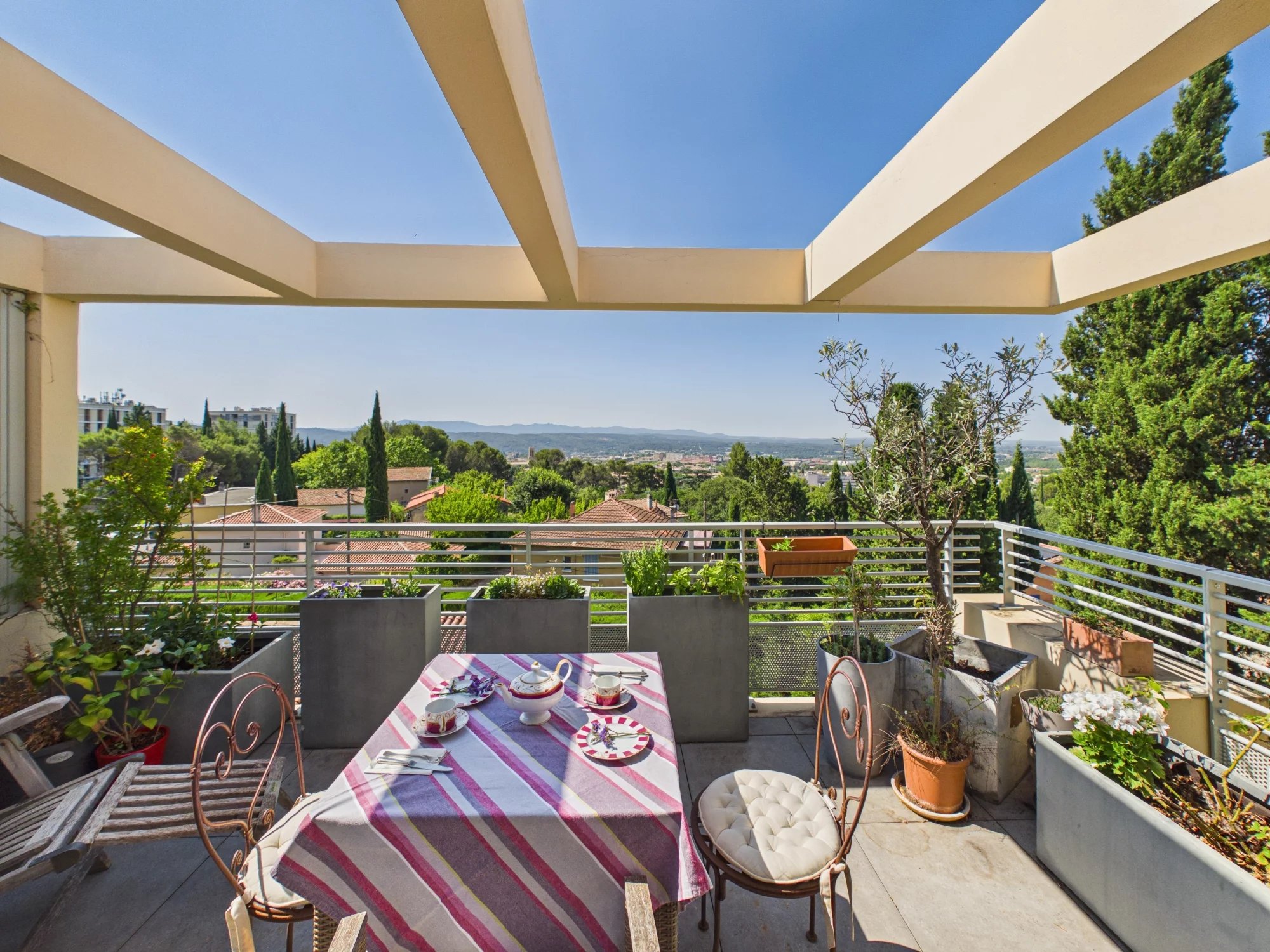 Contemporary Apartment of about 93m² with Panoramic Views over Aix-en-Provence, Provence-Alpes-Côte d’Azur – France – BVI86264