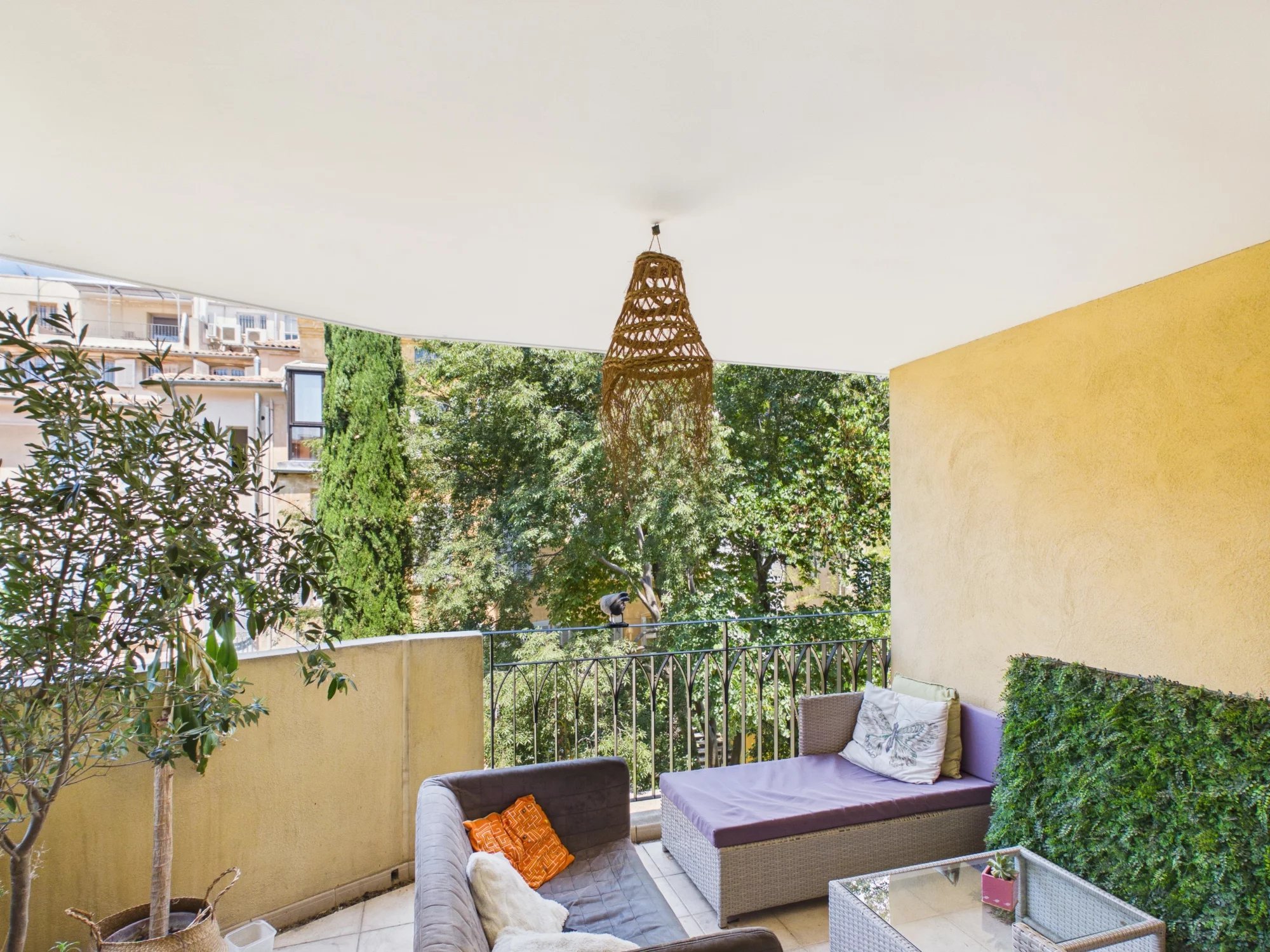 AIX-EN-PROVENCE – HISTORIC CITY CENTRE Rare Opportunity – 2-Bedroom Apartment with Terrace, Lift and Private Garage, Provence-Alpes-Côte d’Azur – France – BVI86096