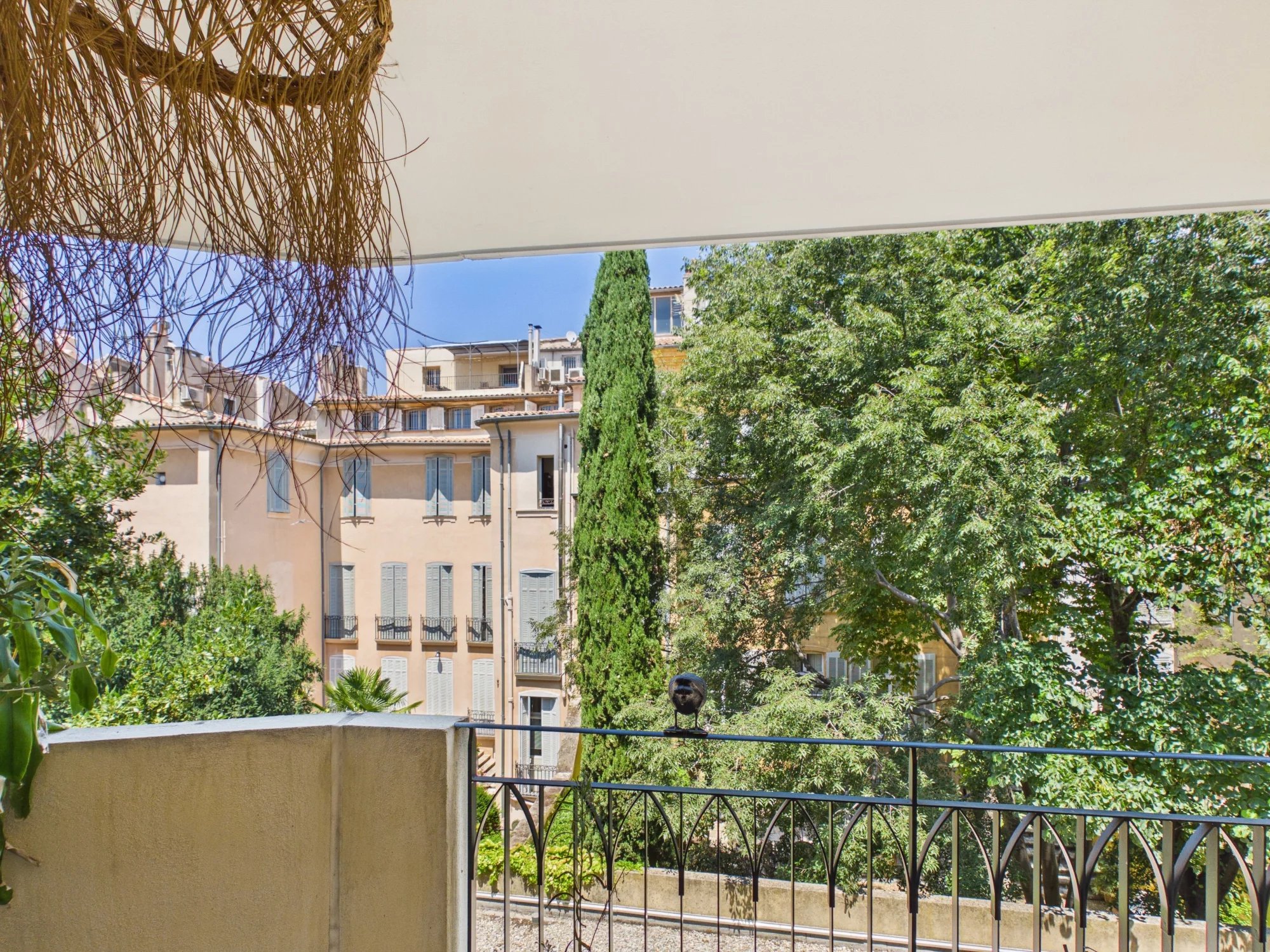 AIX-EN-PROVENCE – HISTORIC CITY CENTRE Rare Opportunity – 2-Bedroom Apartment with Terrace, Lift and Private Garage, Provence-Alpes-Côte d’Azur – France – BVI86096