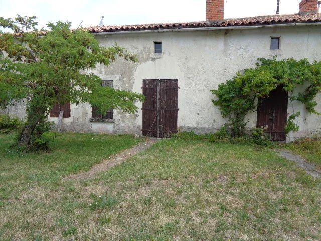 Character Two-Bedroom Cottage to Renovate with Large Barn, Poitou-Charentes – France – BVI71373