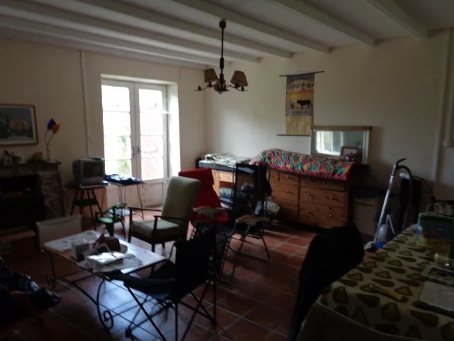 Character Two-Bedroom Cottage to Renovate with Large Barn, Poitou-Charentes – France – BVI71373