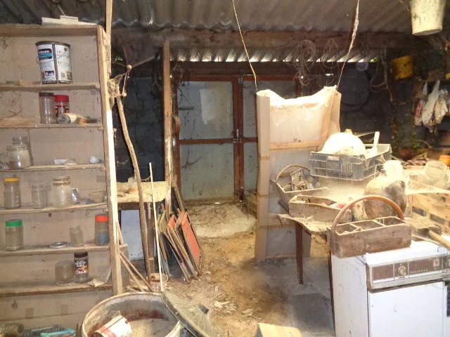 Character Two-Bedroom Cottage to Renovate with Large Barn, Poitou-Charentes – France – BVI71373