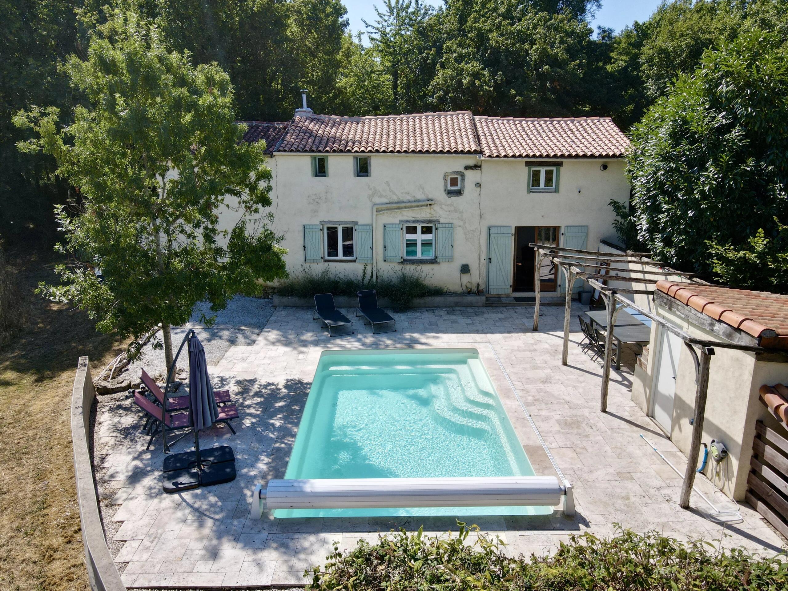 A peaceful haven surrounded by nature – Heated pool, privacy and beautiful countryside views, Poitou-Charentes – France – BVI86052