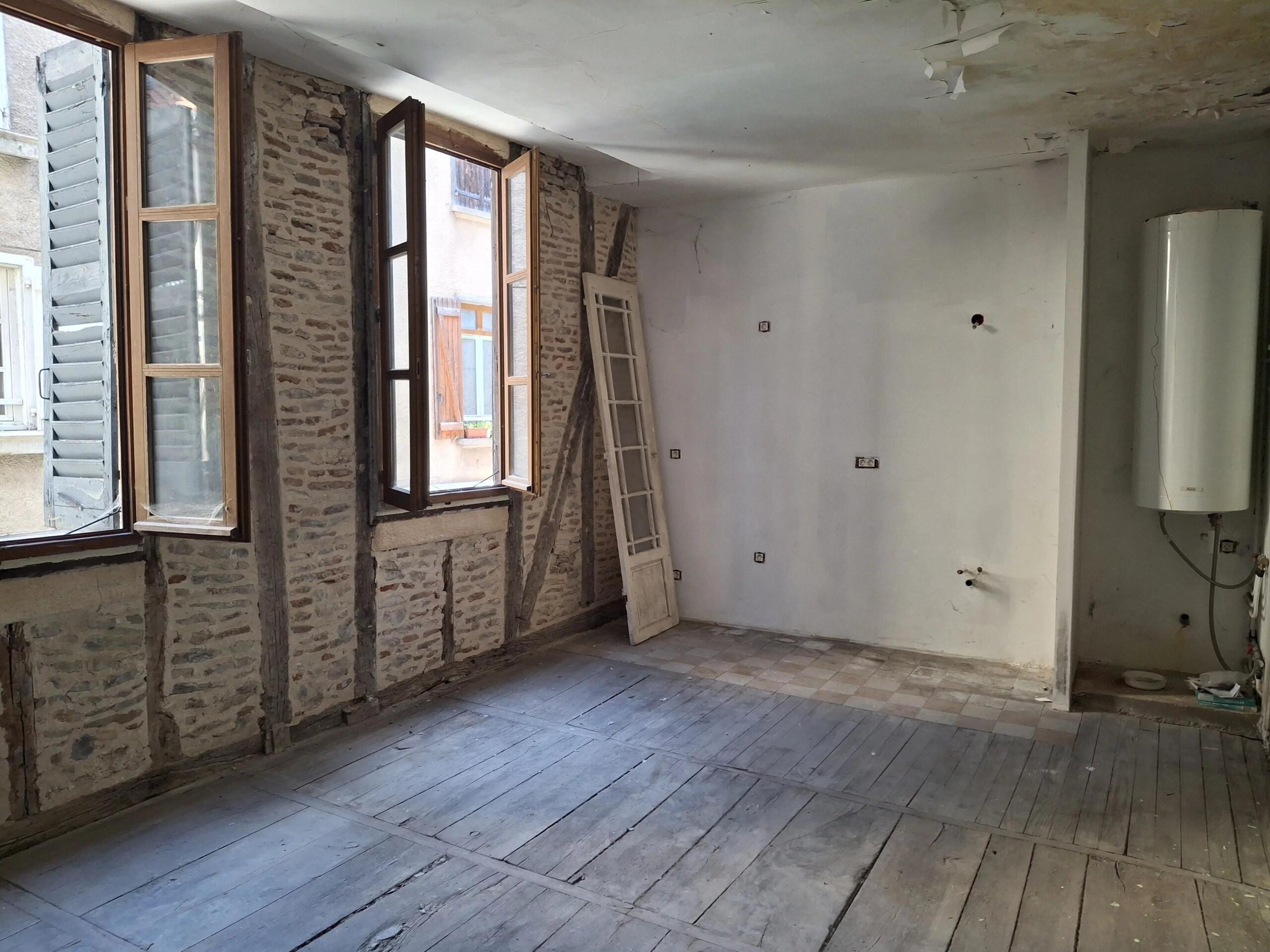 Rare Opportunity to Create Three Stylish Apartments in a Prime Location, Midi-Pyrénées – France – BVI85893