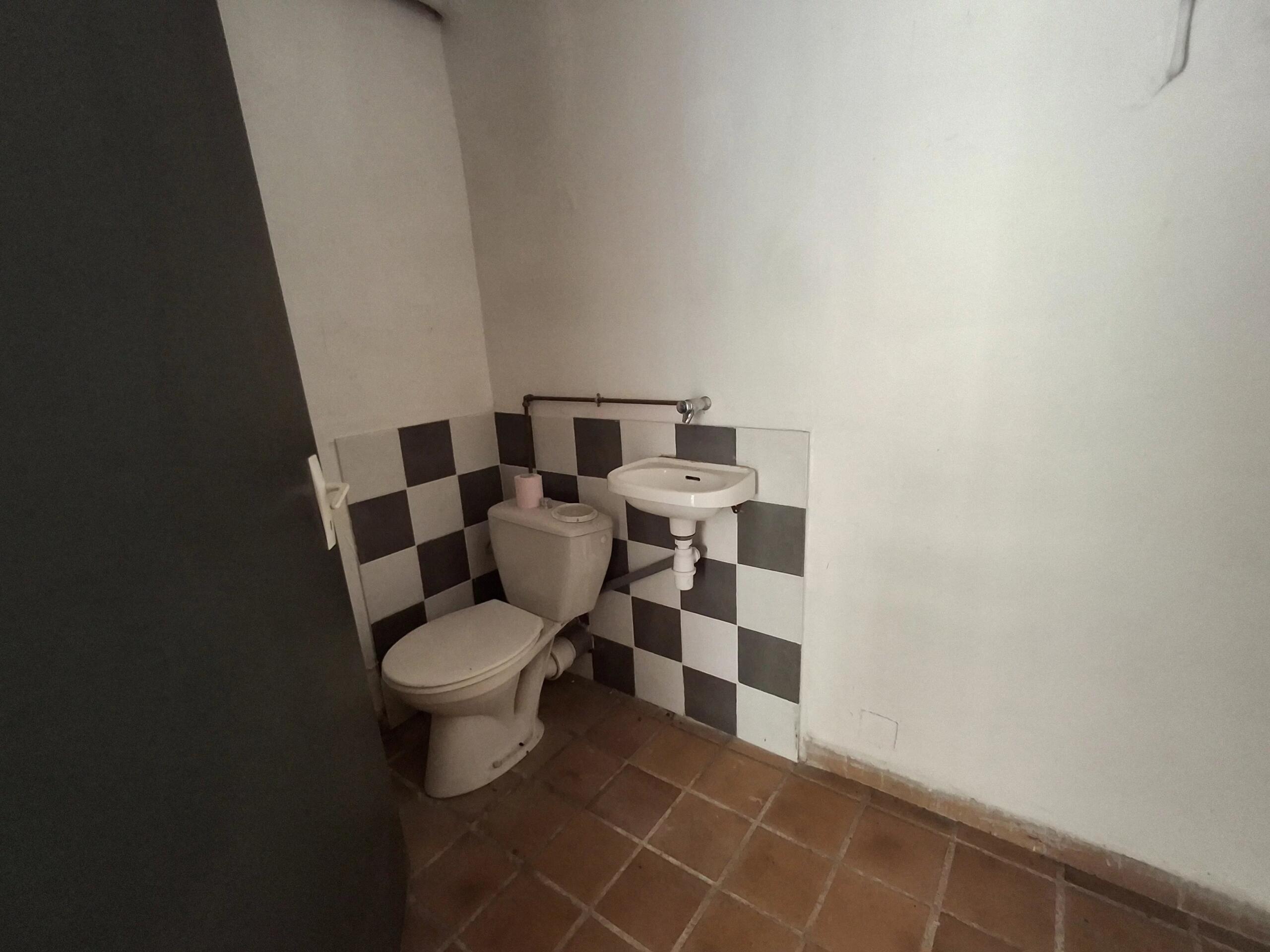 Rare Opportunity to Create Three Stylish Apartments in a Prime Location, Midi-Pyrénées – France – BVI85893