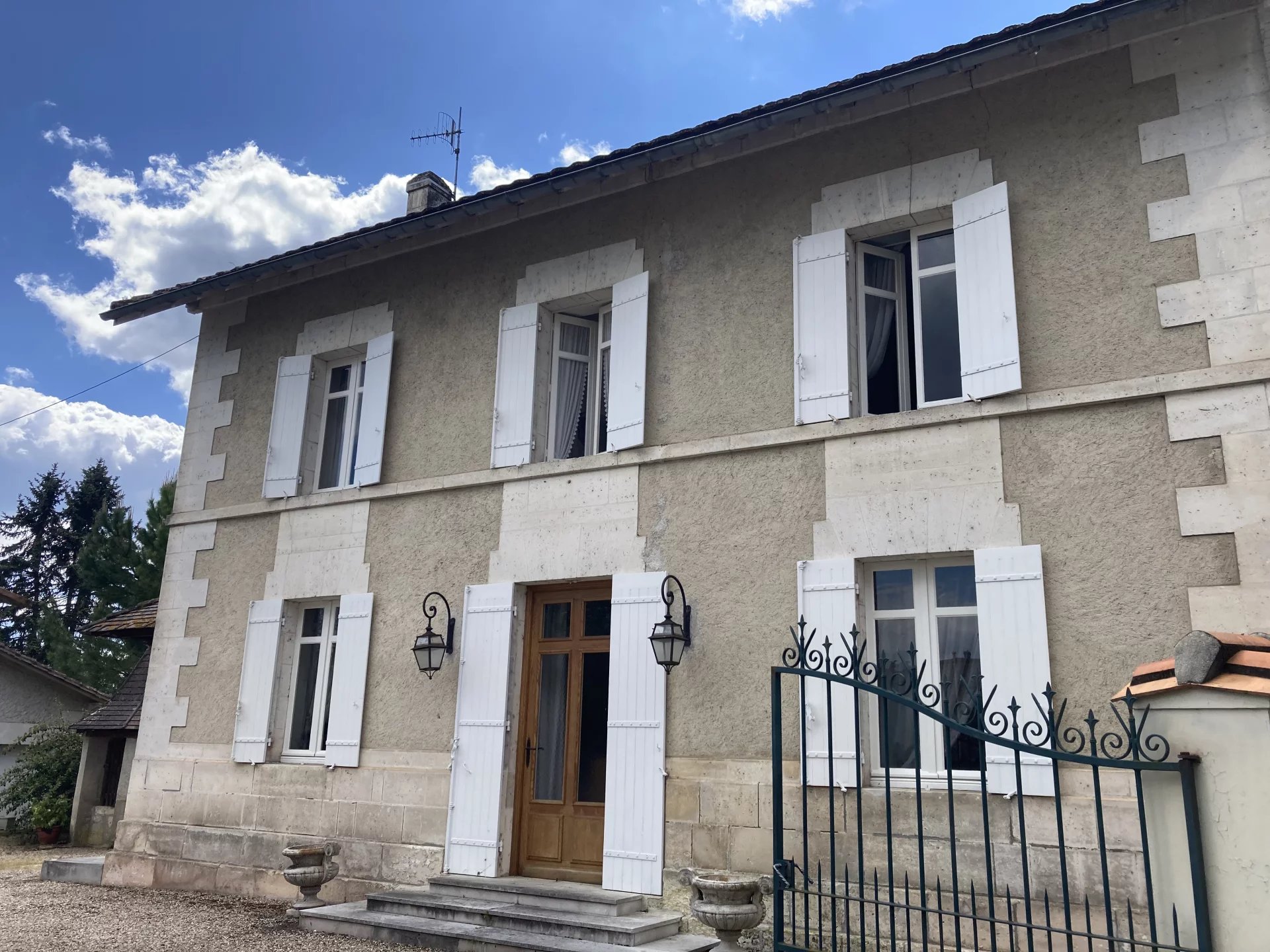Charming property centre village, Poitou-Charentes – France – BVI75015