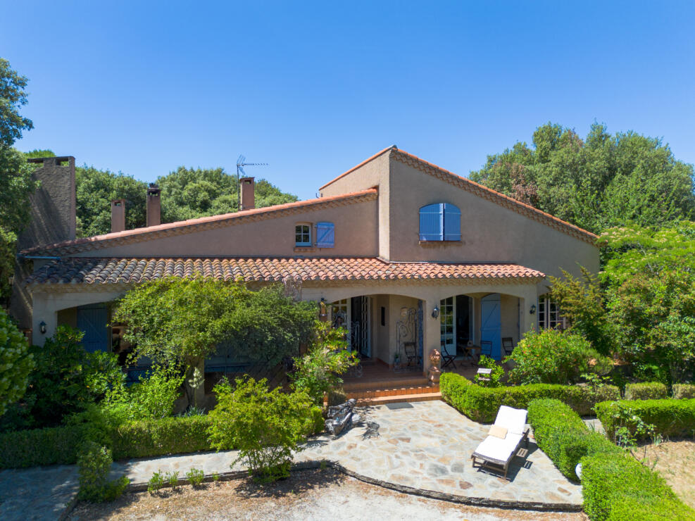 Exceptional Contemporary Villa with Independent Gîte, Pool and 5,000m² Landscaped Gardens in Montolieu