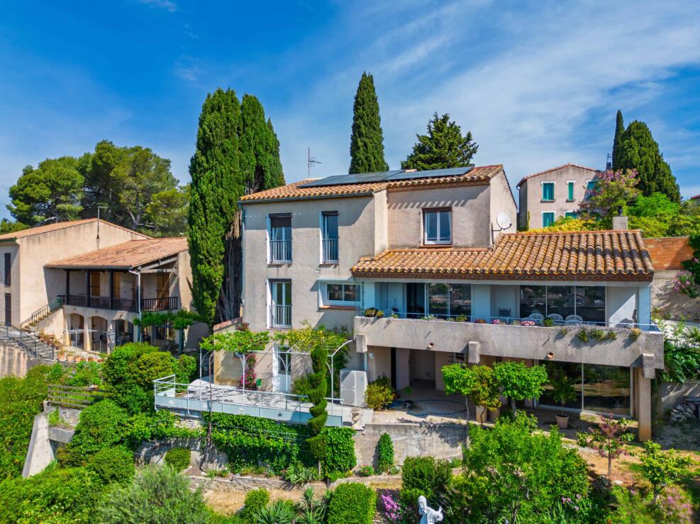 Modern Architect Villa with Mediterranean Garden, Panoramic Views of Carcassonne & Independent Guest Suite
