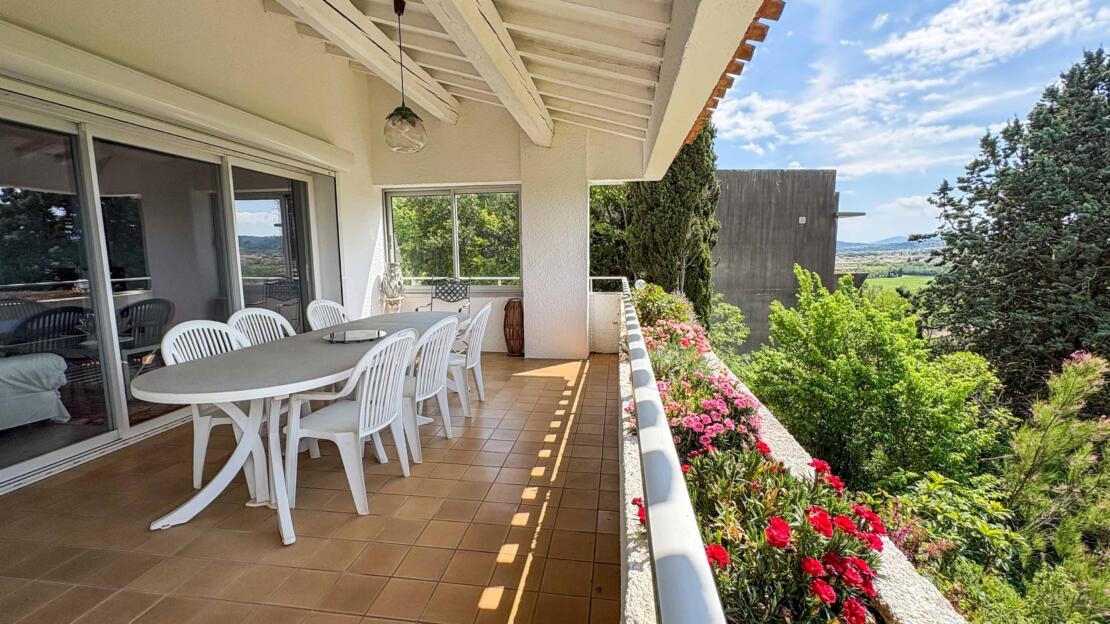 Modern Architect Villa with Mediterranean Garden, Panoramic Views of Carcassonne & Independent Guest Suite