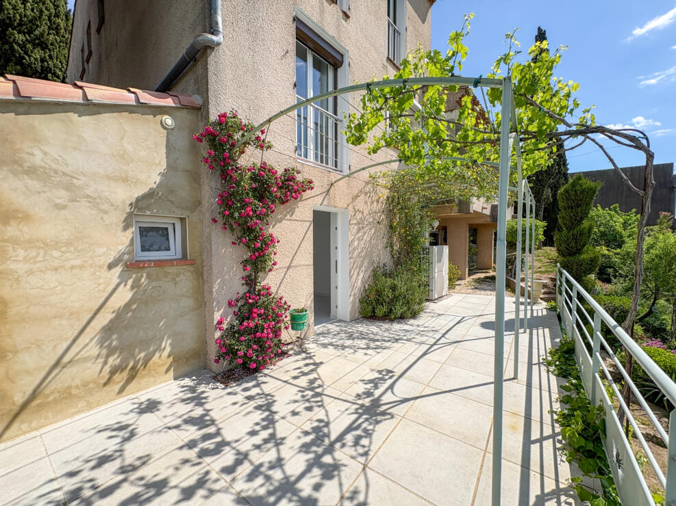 Modern Architect Villa with Mediterranean Garden, Panoramic Views of Carcassonne & Independent Guest Suite