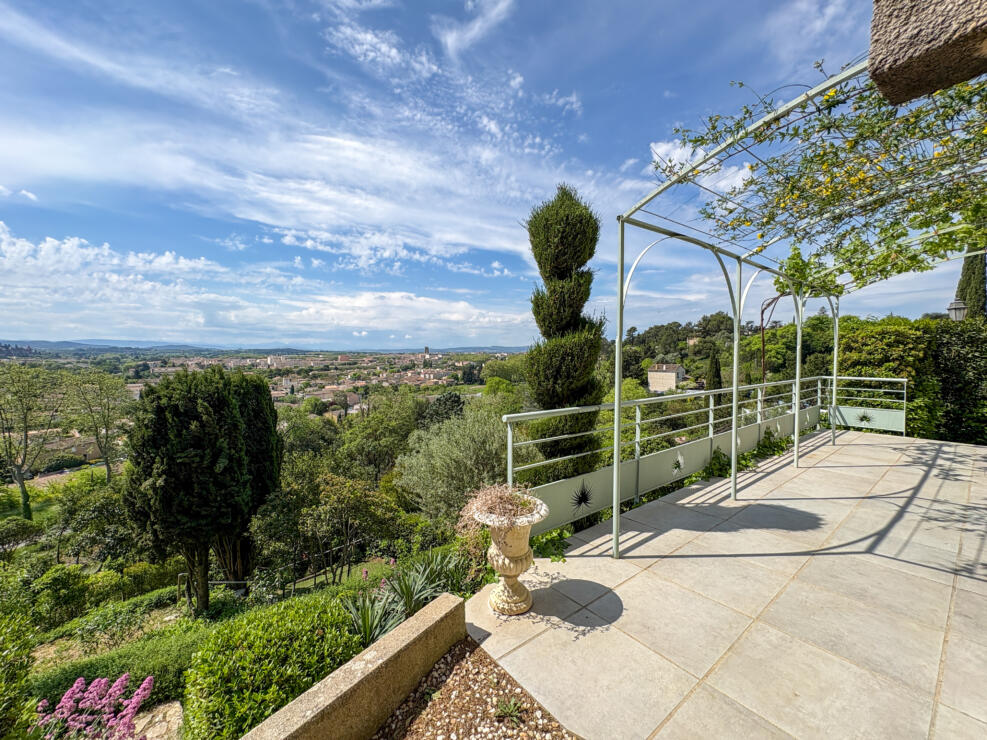 Modern Architect Villa with Mediterranean Garden, Panoramic Views of Carcassonne & Independent Guest Suite