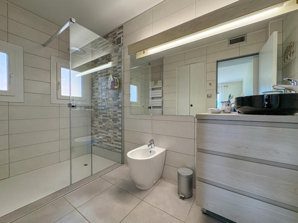 Modern Architect Villa with Mediterranean Garden, Panoramic Views of Carcassonne & Independent Guest Suite