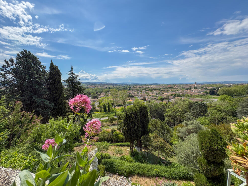 Modern Architect Villa with Mediterranean Garden, Panoramic Views of Carcassonne & Independent Guest Suite