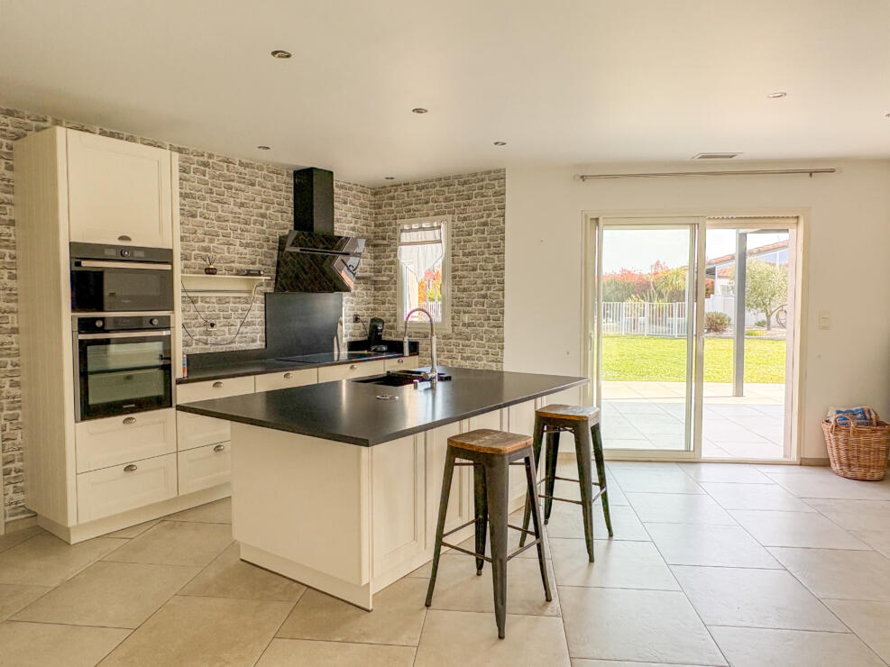 Elegant 6-Bedroom Single-Storey Villa with Pool, Landscaped Garden & Open Views