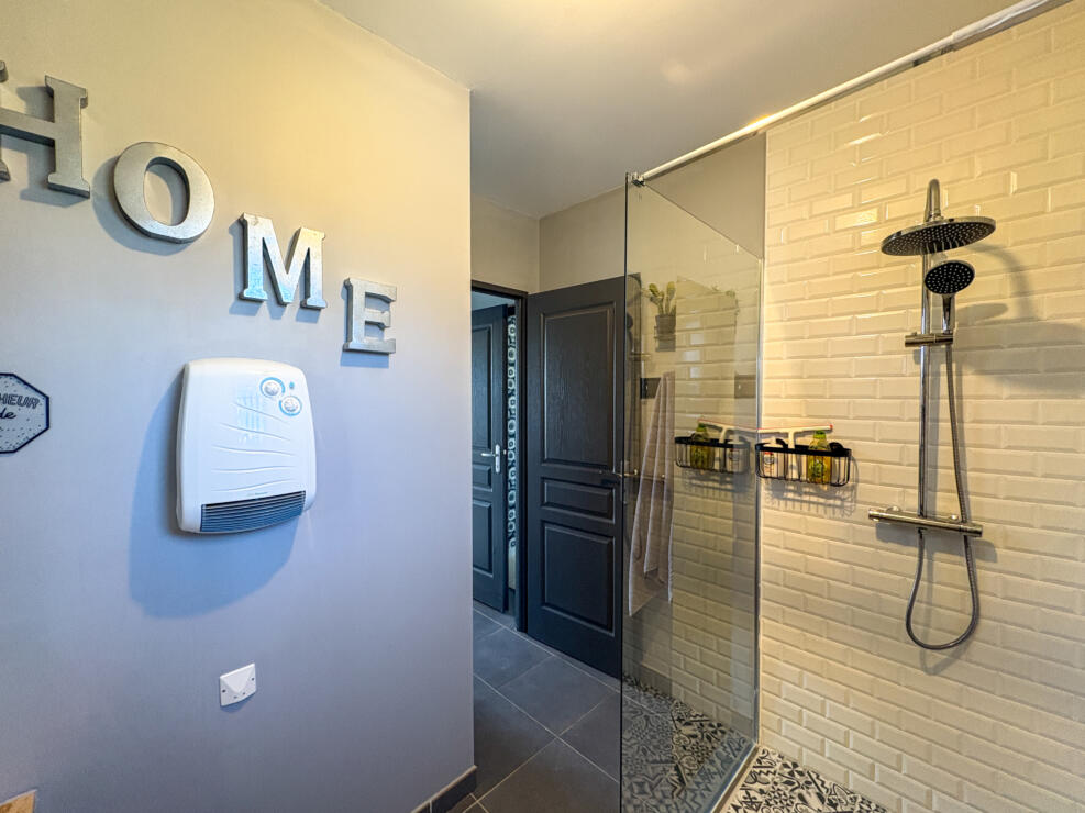 Elegant 6-Bedroom Single-Storey Villa with Pool, Landscaped Garden & Open Views