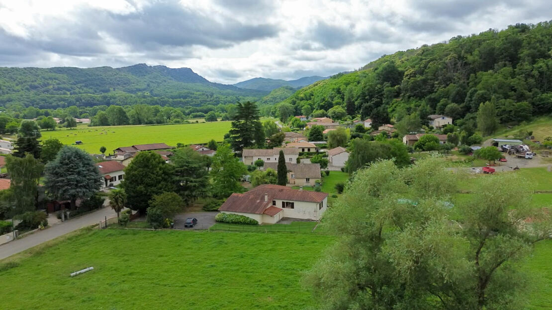Beautiful Home with B&B Potential, Terraces and Garden – Foix Area